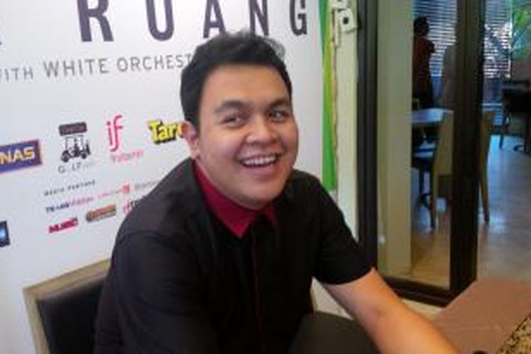 Vokalis Tulus diabadikan usai jumpa pers konser kerja sama antara dirinya bersama penyanyi Ari Lasso yang bertajuk Dua Ruang, di restauran Dapur Solo, Panglima Polim, Jakarta Selatan, Rabu (23/9/2015).