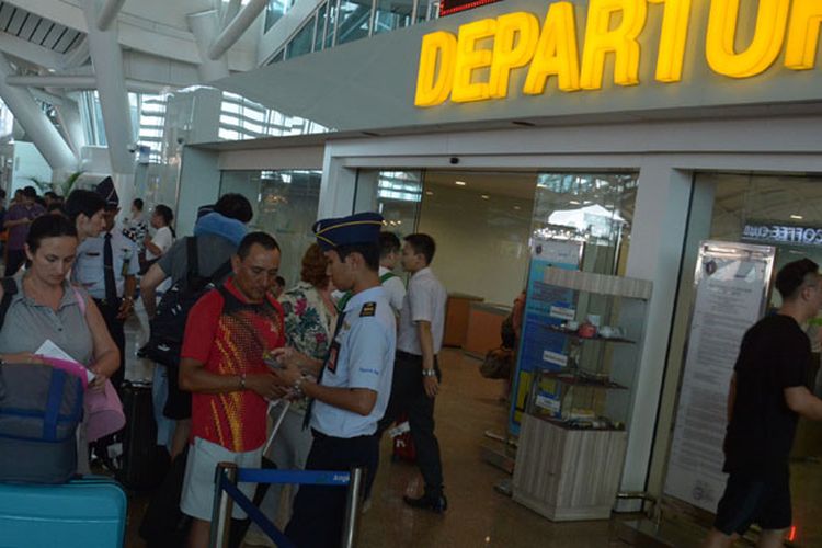 Petugas memeriksa tiket penumpang di Bandara Ngurah Rai Bali, Rabu (29/11/2017).  