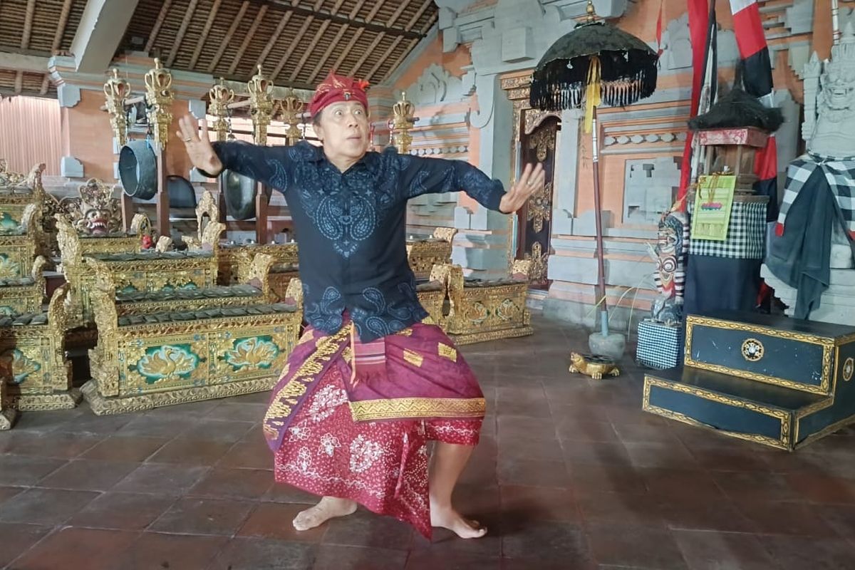 Anak Agung Oka Dalem saat memperagakan tarian di Balerung Mandera Srinertya Waditra, Peliatan, Gianyar. 