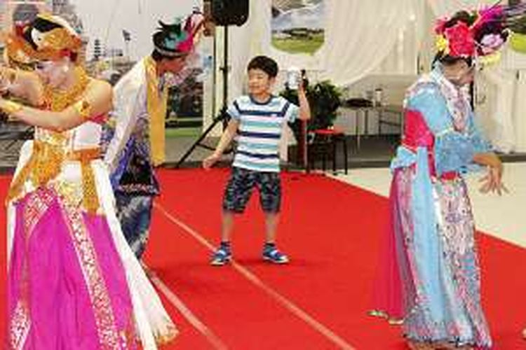 Penari dari tim Kementerian Pariwisata mengajak anak-anak Korea Selatan menari bersama dalam acara promosi pariwisata di Suwon, Korea Selatan, Sabtu (28/5/2016). Kementerian Pariwisata gencar mempromosikan wisata Indonesia ke Korea Selatan untuk menarik kunjungan wisatawan negara itu.