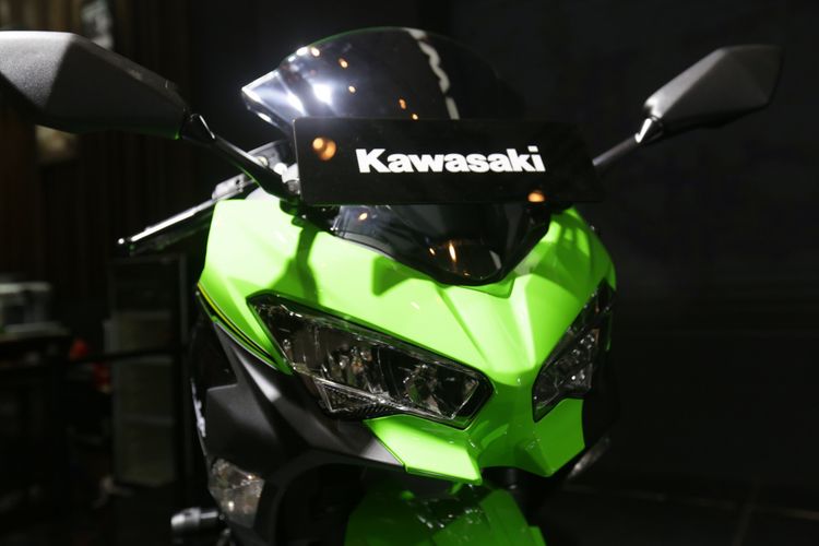 Kawasaki Ninja 250cc 2019 dipamerkan di acara pameran Indonesia Motorcycle Show (IMOS) 2018 di Jakarta Convention Centre, Jakarta, Kamis (1/11/2018). Pameran sepeda motor terbesar di Indonesia ini menghadirkan motor-motor keluaran baru dari berbagai merek, dan akan berlangsung hingga 4 November 2018.
