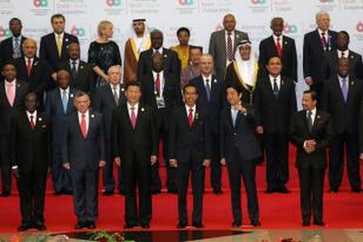 Presiden Joko Widodo bersama para pimpinan negara lainnya berfoto bersama dalam pembukaan Asian African Summit yang merupakan rangkaian Konferensi Asia Afrika di Jakarta Convention Center, Jakarta, Rabu (22/4/2015). Sebanyak 106 negara yang berpartisipasi akan menghadiri rangkaian Peringatan 60 Tahun Konferensi Asia Afrika di Jakarta dan Bandung yang digelar hingga 24 April.