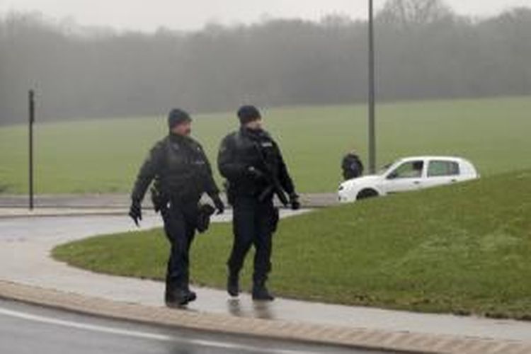 Dua orang polisi Perancis berpatroli di kota Dammartin-en-Goele, yang berjarak 12 kilometer dari bandara internasional Charles de Gaulle, setelah terjadi drama penyanderaan yang diduga melibatkan dua tersangka penyerang majalah Charlie Hebdo.