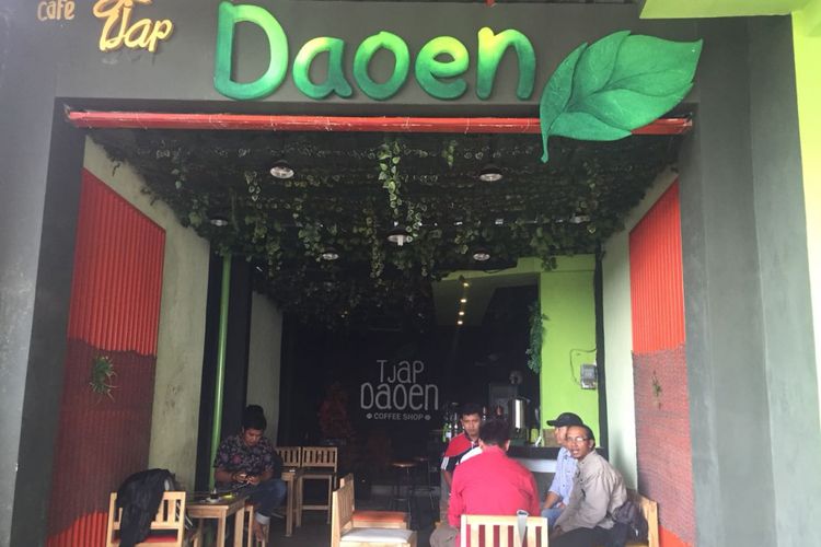 Warung Tjap Daoen, Salah Satu Warung Yang Berada di Kampung Kopi Jalan Pelita Kelurahan Tamansari, Kecamatan Kota Bondowoso, Kabupaten Bondowoso, Jawa Timur. 