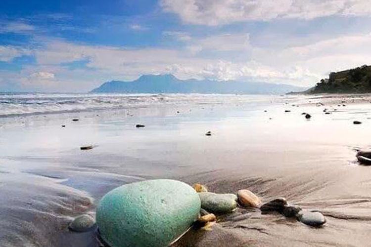 Pantai Batu Biru di Ende, Flores, Nusa Tenggara Timur.