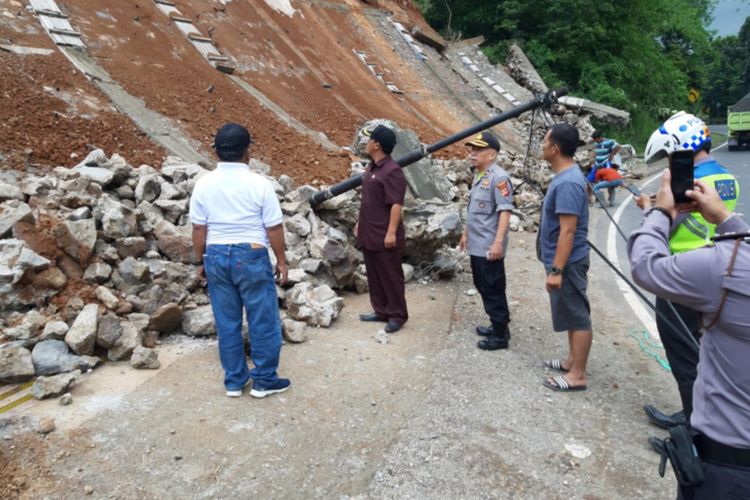 Tembok Penahan Tanah (TPT) yang longsor di ruas jalan raya Bandung-Tasikmalaya, Jumat (21/02/2020) (Foto : Hand Out BPBD Garut)