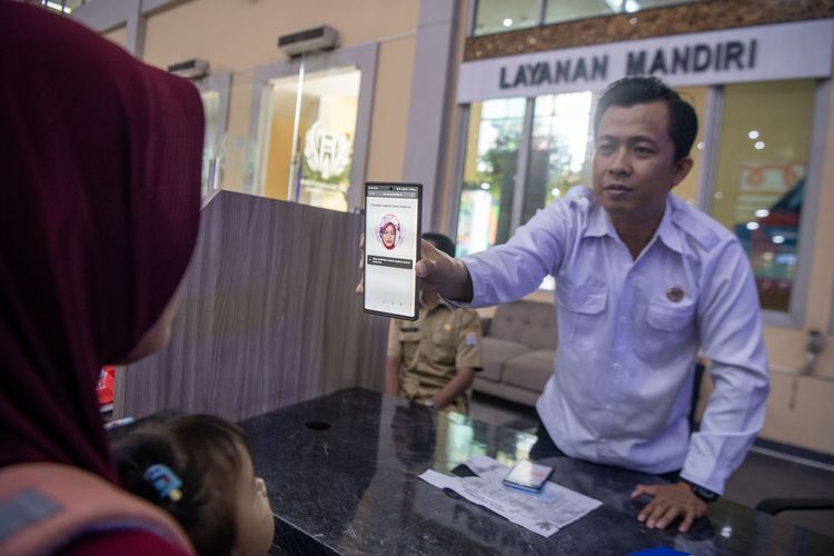 Uji Coba Terima Bansos Pakai Scan Wajah, Mensos: Nama Harus Sama dengan Orangnya