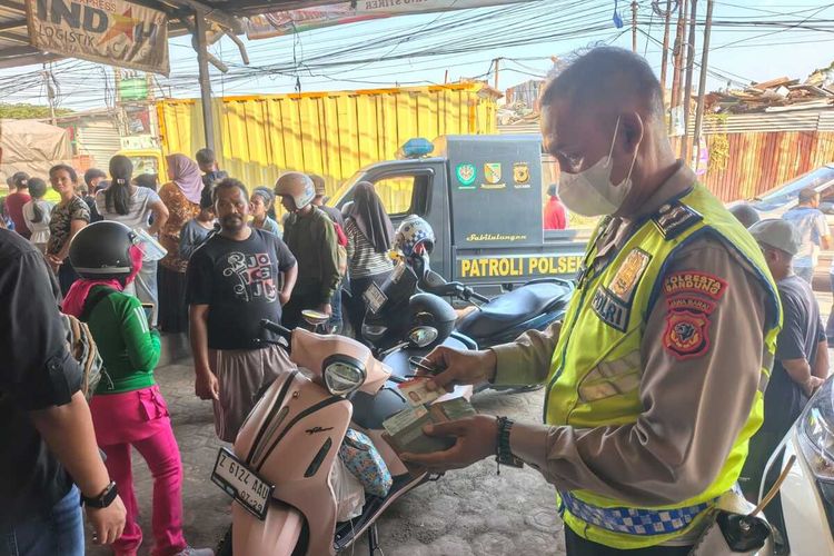 Hendak Mendahului Truk, Pengendara Motor Jatuh hingga 2 Orang Tewas di Rancaekek