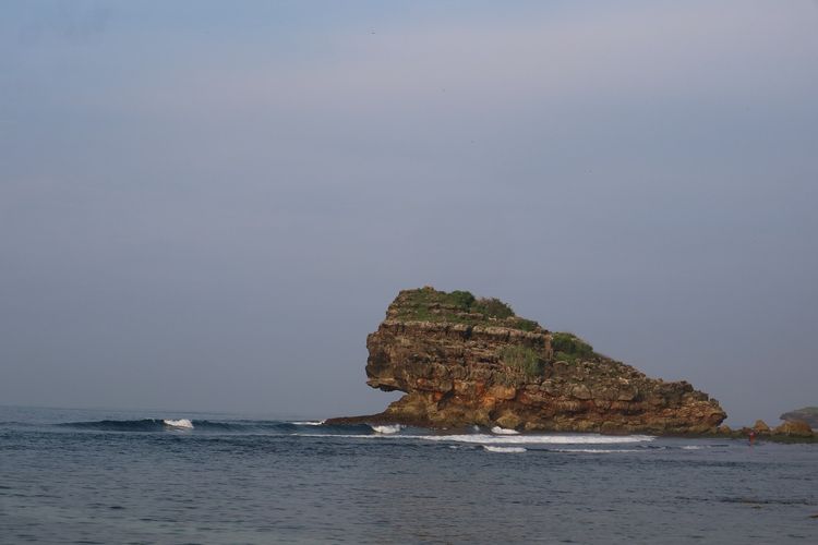 Pemandangan batu karang di tengah lautan pantai Watu Karung, Pacitan, Rabu (29/1/2020).