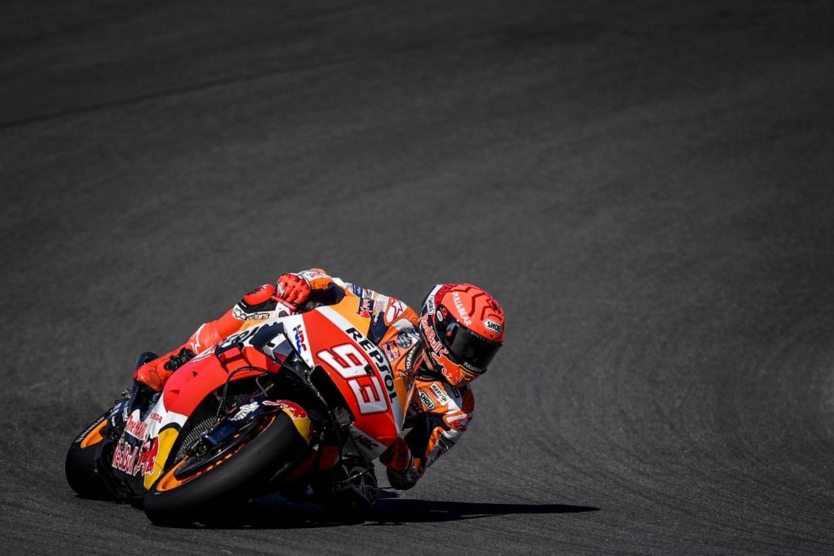 Marc Marquez saat sesi latihan bebas pada MotoGP Portugal 2021. (Photo by PATRICIA DE MELO MOREIRA / AFP)