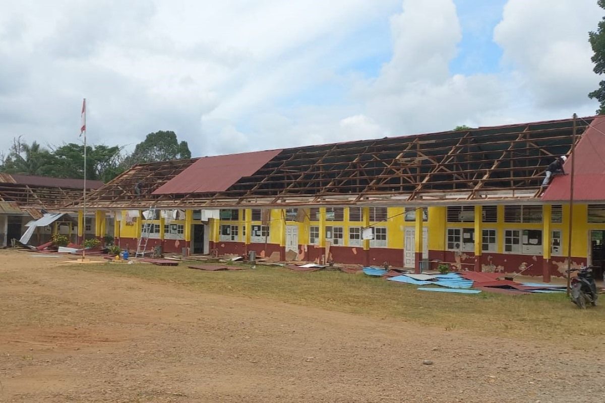 Potret bangunan SMPN 20 Talao saat proses rehabilitasi fasilitas sekolah dimulai. 
