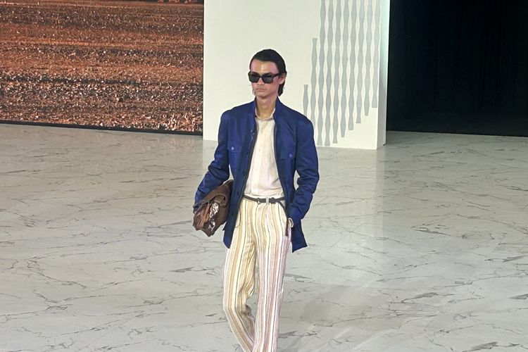 Koleksi Desert Rain dari Laxmi Tailors dalam pegelaran Senayan City Fashion Nation ke-19 di Senayan City, Jakarta Pusat, Kamis (25/9/2025).