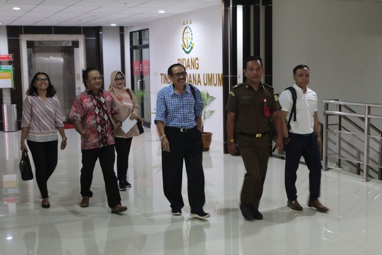 Eks Bupati Kapuas Hulu Abang Tambul Husin saat digelandang penyidik Kejaksaan Tinggi Kalimantan Barat ke Rutan Klas IIA Pontianak, Senin (4/11/2019)