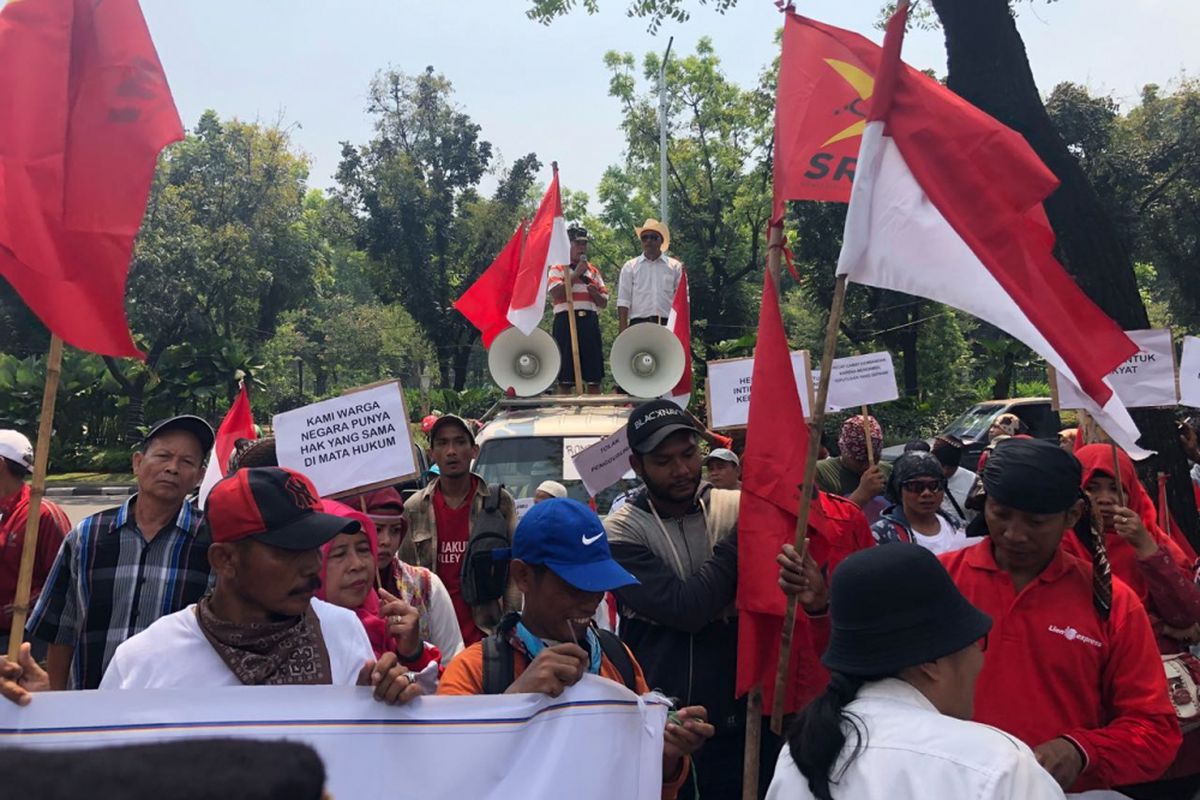 Korban kebakaran Taman Kota berunjuk rasa di depan Balai Kota DKI menolak direlokasi ke rusun, Rabu (2/5/2018). 