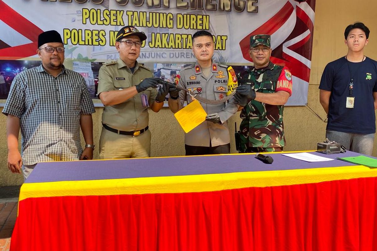 Jajaran Polsek Tanjung Duren, camat, hingga pihak sekolah menunjukkan celurit yang digunakan untuk membacok siswa SMK dalam konferensi pers di Mapolsek Tanjung Duren, Selasa (21/11/2023). 