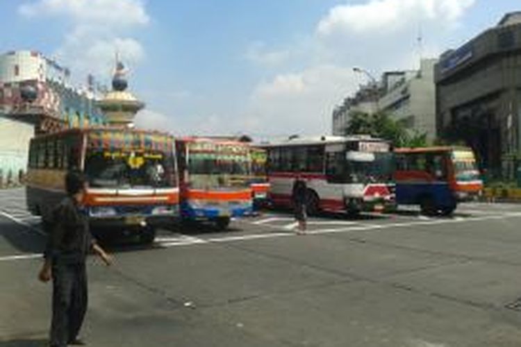 Sejumlah bus-bus kota yang hendak keluar dari Terminal Blok M, Jakarta Selatan, Jumat (12/7/2013). Meskipun secara resmi tarif baru angkutan umum baru ditetapkan, sejumlah warga mengungkapkan bahwa mereka telah membayar kenaikan tarif sejak beberapa minggu yang lalu, tepatnya tak lama saat harga BBM bersubsidi resmi dinaikan