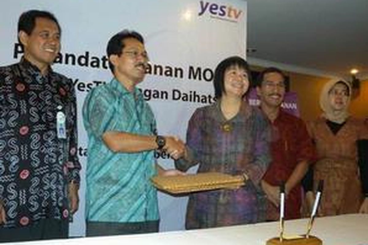 Amelia Tjandra (ketiga dari kanan) dan Elvizar (kedua dari kiri) usai menandatangani kerja sama