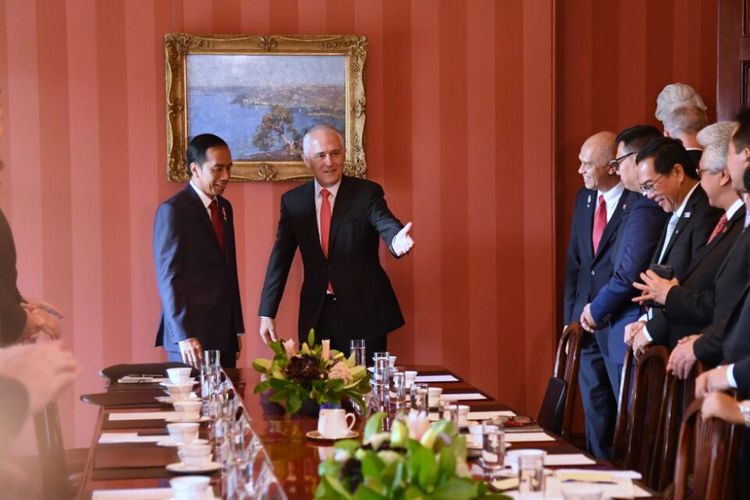 Presiden Joko Widodo dan Perdana Menteri Australia Malcolm Turnbull sesaat sebelum melangsungkan pertemuan bilateral di Admiralty House, Sydney, Minggu (26/2/2017).