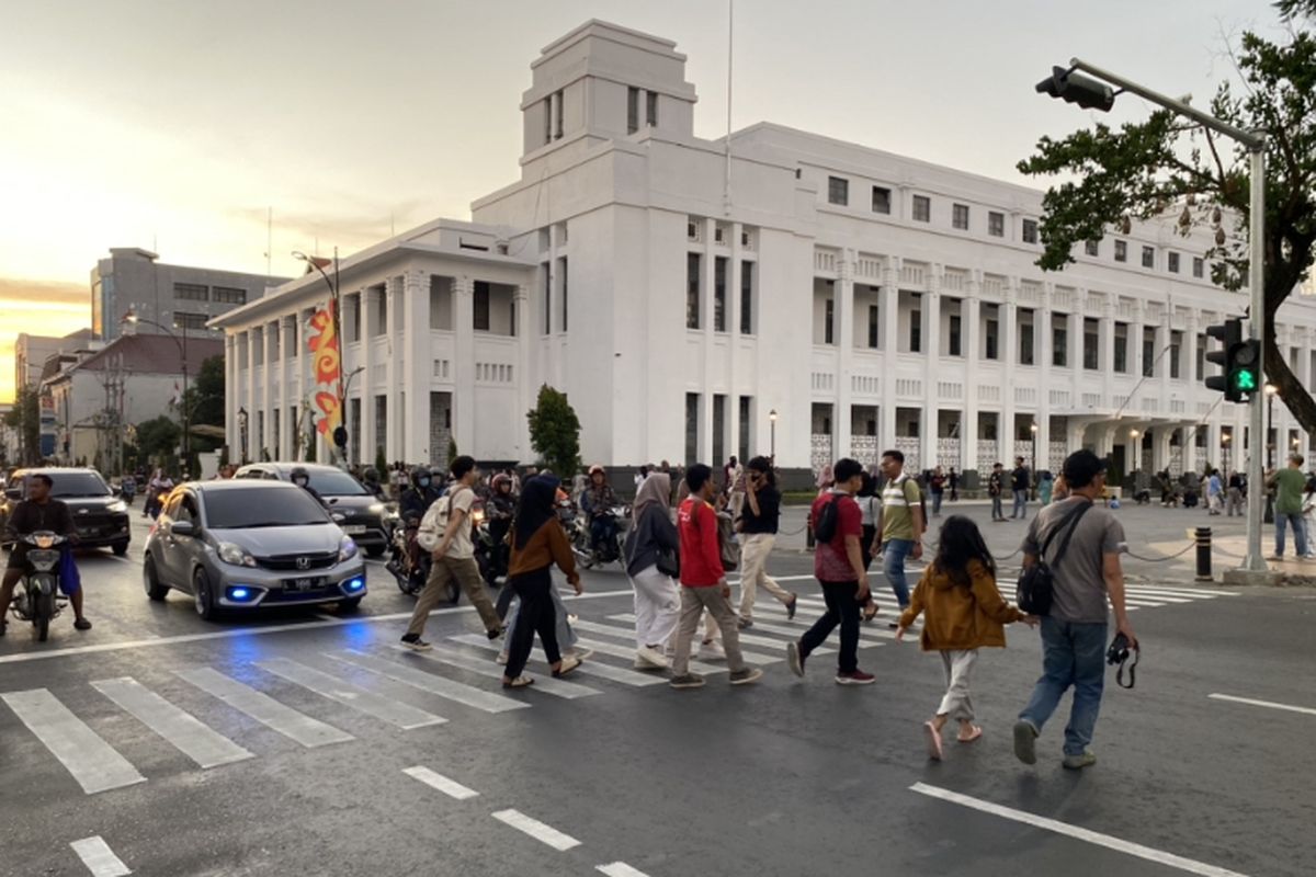 Para pengunjung di Wisata Kota Lama Surabaya, Rabu (10/7/2024).