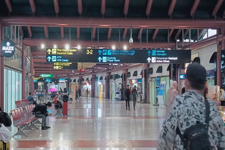 Suasana Terminal 2 Bandara Soekarno-Hatta masih tampak lengang, meskipun sepekan menjelang libur natal 2022, Senin (19/12/2022). Diprediksikan lonjakan penumpang akan terjadi pada hari Jumat (23/12/2022).
