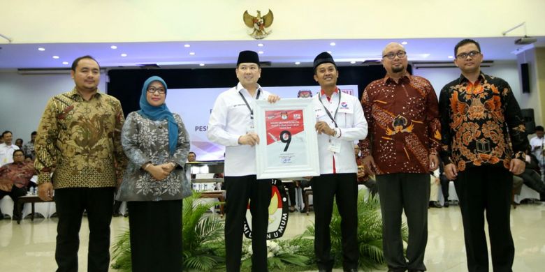 Ketua Umum Perindo Harry Tanoesoedibjo (ketiga dari kiri) menunjukkan nomor urut 9 saat Pengambilan Nomor Urut Partai Politik untuk Pemilu 2019 di Gedung Komisi Pemilihan Umum (KPU), Minggu (18/2/2018). Empatbelas partai politik (parpol) nasional dan empat partai politik lokal Aceh lolos verifikasi faktual untuk mengikuti Pemilu 2019.