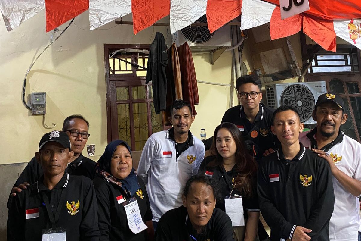 Panitia KPPS yang sedang berfoto bersama di lokasi Tempat Pemungutan Suara (TPS) 50 RW 04 Kelurahan Petamburan, Jakarta Pusat, Rabu (14/2/2024).