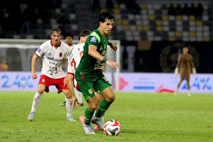 Pemain asing Persebaya Surabaya menggiring bola saat laga pekan ke-3 Super League 2025-2026 melawan Bali United yang berakhir dengan skor 5-2 di Stadion Gelora Bung Tomo Surabaya, Jawa Timur, Sabtu (23/8/2025) malam.