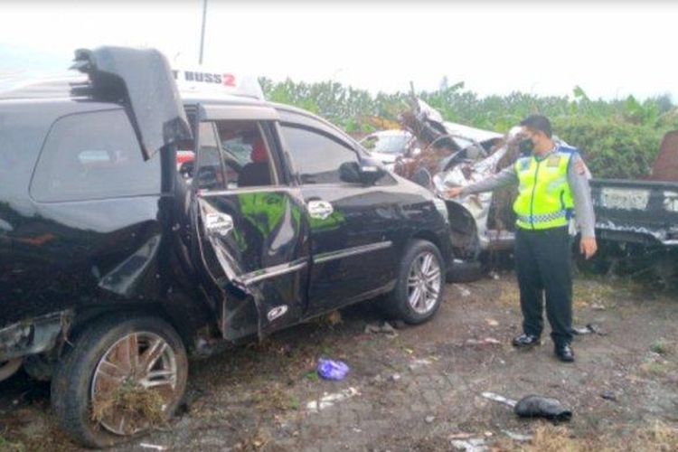 Petugas Sat Lantas Polres Majalengka menunjukkan mobil Innova hitam yang mengalami kecelakaan tunggal di ruas Tol Cipali, Jumat (29/10/2021) 
