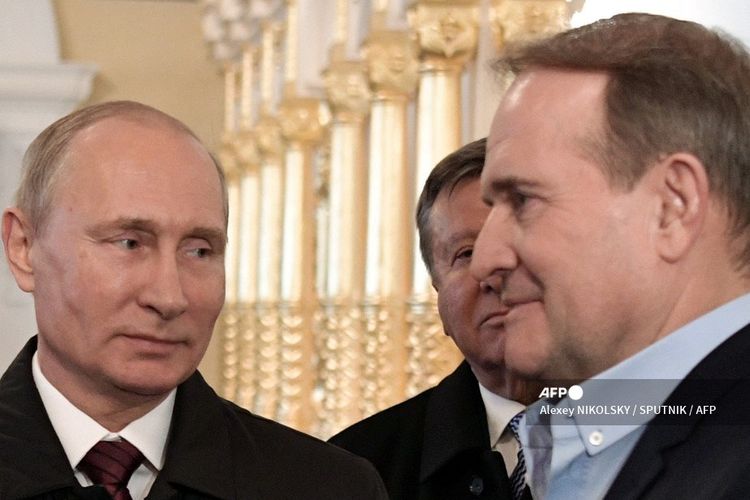 Viktor Medvedchuk (kanan) disebut bersahabat dekat dengan Presiden Rusia Vladimir Putin (kiri), yang merupakan ayah baptis putri Medvedchuk. 
