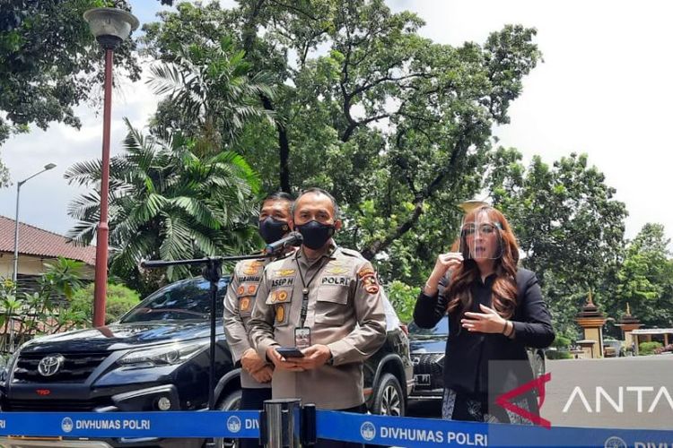 Kepala Rumah Sakit (Karumkit) RS Polri Brigjen Pol Asep Hendradiana memberikan keterangan pers terkait perkembangan pengobatan Sinta Aulia, di Aula PTIK, Jakarta, Rabu (2/3/2022). (ANTARA/Laily Rahmawaty)