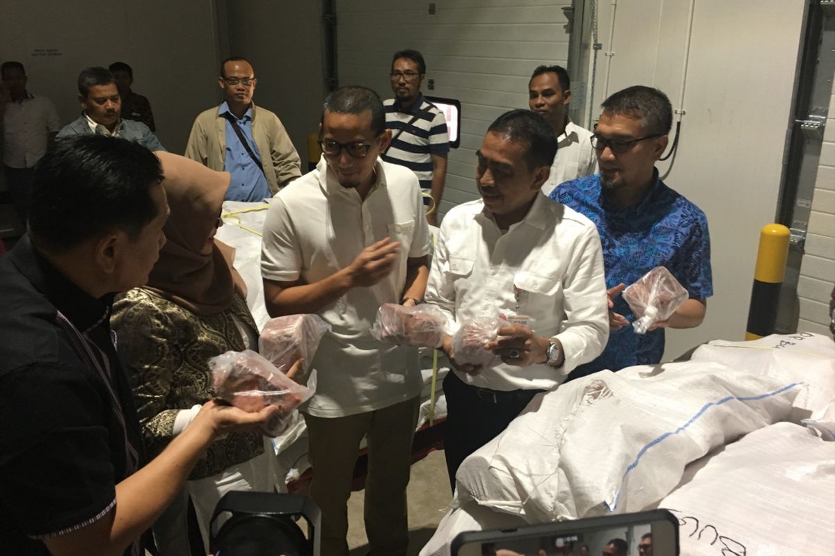 Wakil gubernur terpilih DKI Jakarta, Sandiaga Uno mengecek stok daging untuk lebaran di PT. Suri Nusantara Jaya Cold Storage di Cikarang, Bekasi, Senin (19/6/2017). 