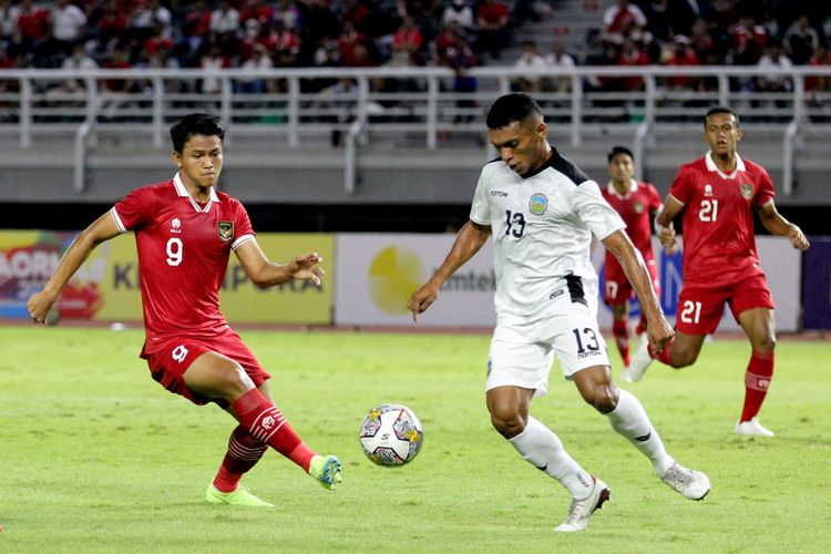 Pemain Timnas Indonesia Hokky Caraka dijaga ketat pemain Timor Leste saat pertandingan Kualifikasi Piala Asia U20 2023 yang berakhir dengan skor 4-0 di Stadion Gelora Bung Tomo, Surabaya, Rabu (14/9/2022) malam.