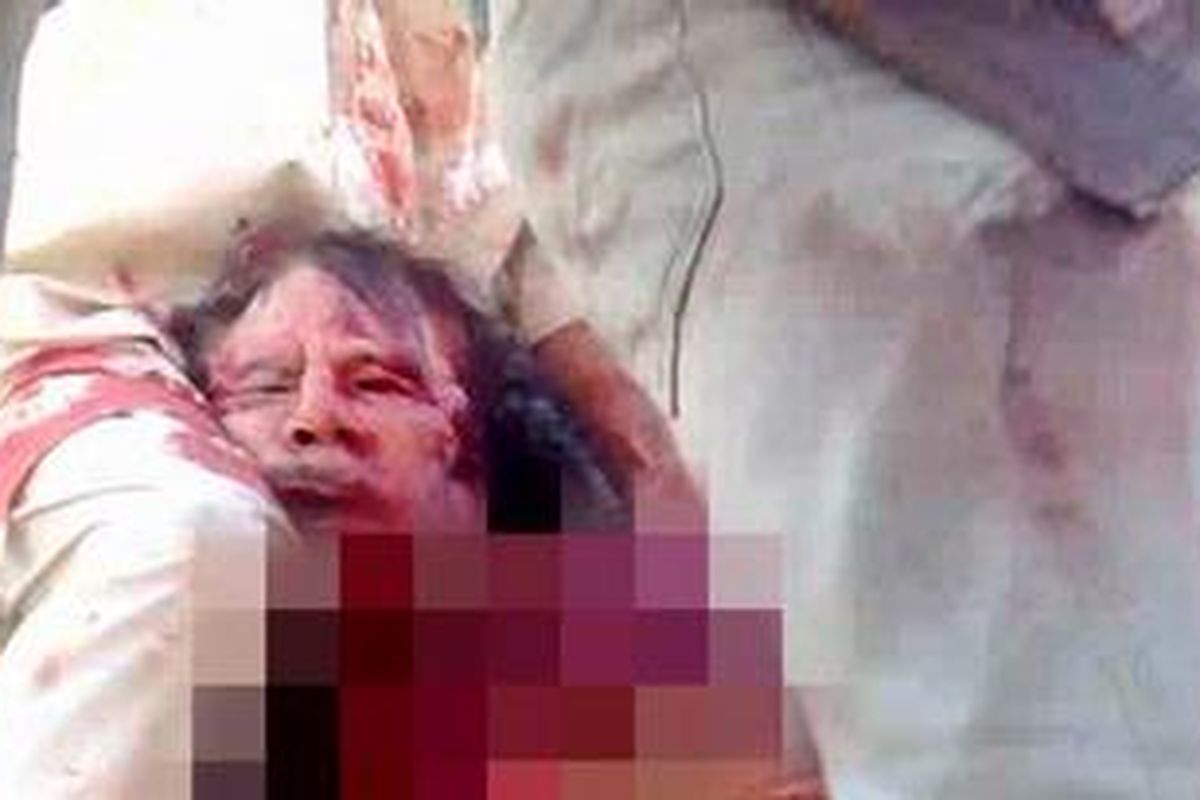 Foto yang direkam dari telepon selular milik tentara Dewan Transisi Nasional Libya (NTC) memperlihatkan Moammar Kadhafi ditangkap di Sirte, Kamis (20/10/2011).