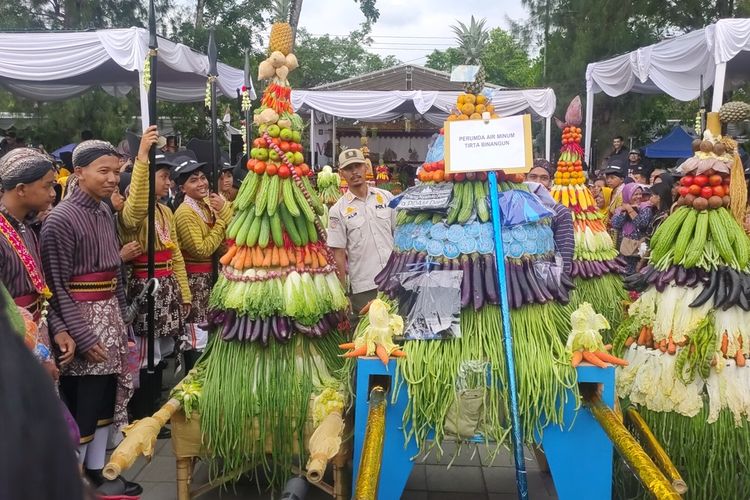 Ribuan orang tumpah ruah di gelaran Nyadran Agung 2024 yang berlangsung di alun-alun Wates, Kabupaten Kulon Progo, Daerah Istimewa Yogyakarta.