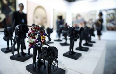 Suasana pameran karya seni yang ditampilkan dalam pameran Art Jakarta 2019 di Jakarta Convention Center (JCC) Senayan, Jakarta, Jumat (30/8/2019). Art Jakarta akan digelar sampai 1 September 2019 dengan diikuti 70 galeri seni dari Indonesia dan Asia Pasifik.