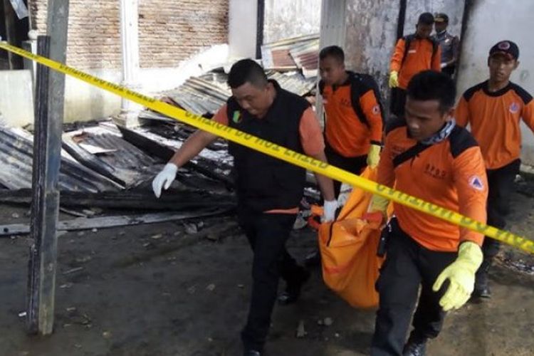 Petugas SAR mengevakuasi jenazah para korban yang meninggal dunia dalam insiden kebakaran di sebuah rumah di Jalan Pertanian, Kelurahan Sidomulyo, Kecamata Medan Tuntungan, Sumatera Utara, Rabu (5/4/2017).