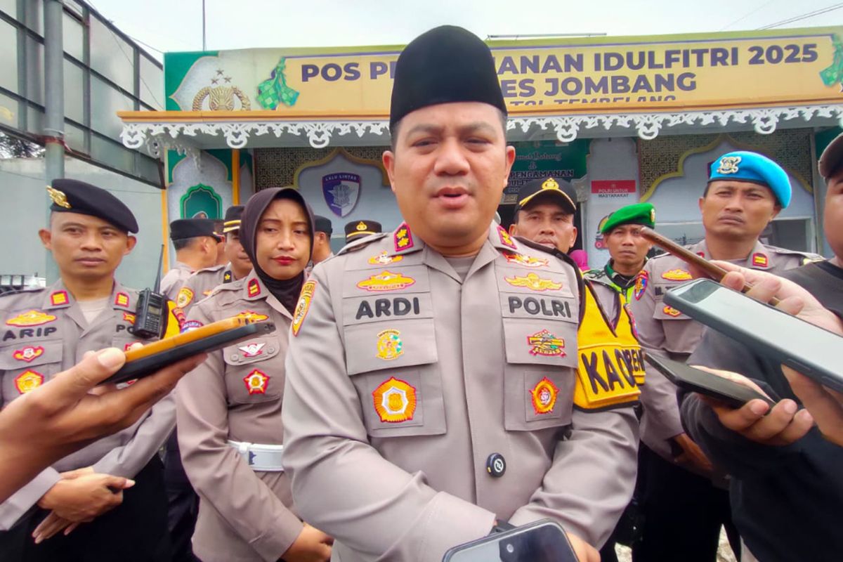 Kapolres Jombang AKBP Ardi Kurniawan saat melakukan pengecekan pos pelayanan di Exit Tol Tembelang, Kabupaten Jombang, Jawa Timur, Senin (24/3/2025).