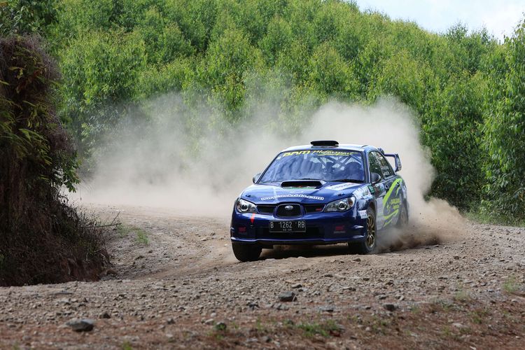 Kejuaraan Nasional  Danau Toba Rally 2022 putaran pertama di kawasan Hutan Tanaman Industri Toba Pulp Lestari, Parapat, Kabupaten Simalungun, Sumatera Utara, Sabtu (6/8/2022).