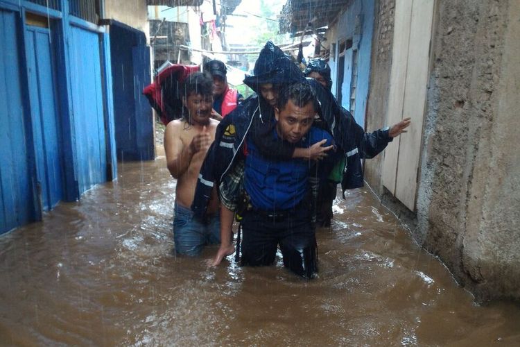 Evakuasi warga di Pejaten Timur, Jakarta Selatan, Senin (5/2/2018).