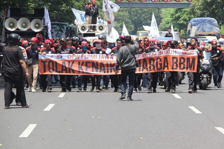 UMK Cirebon atau UMR Cirebon mengikuti kenaikan di Jabar, yang mana UMR Kota Cirebon menjadi Rp 2.456.516,60. Selanjutnya gaji UMR Cirebon Kabupaten yaitu Rp 2.430.780.