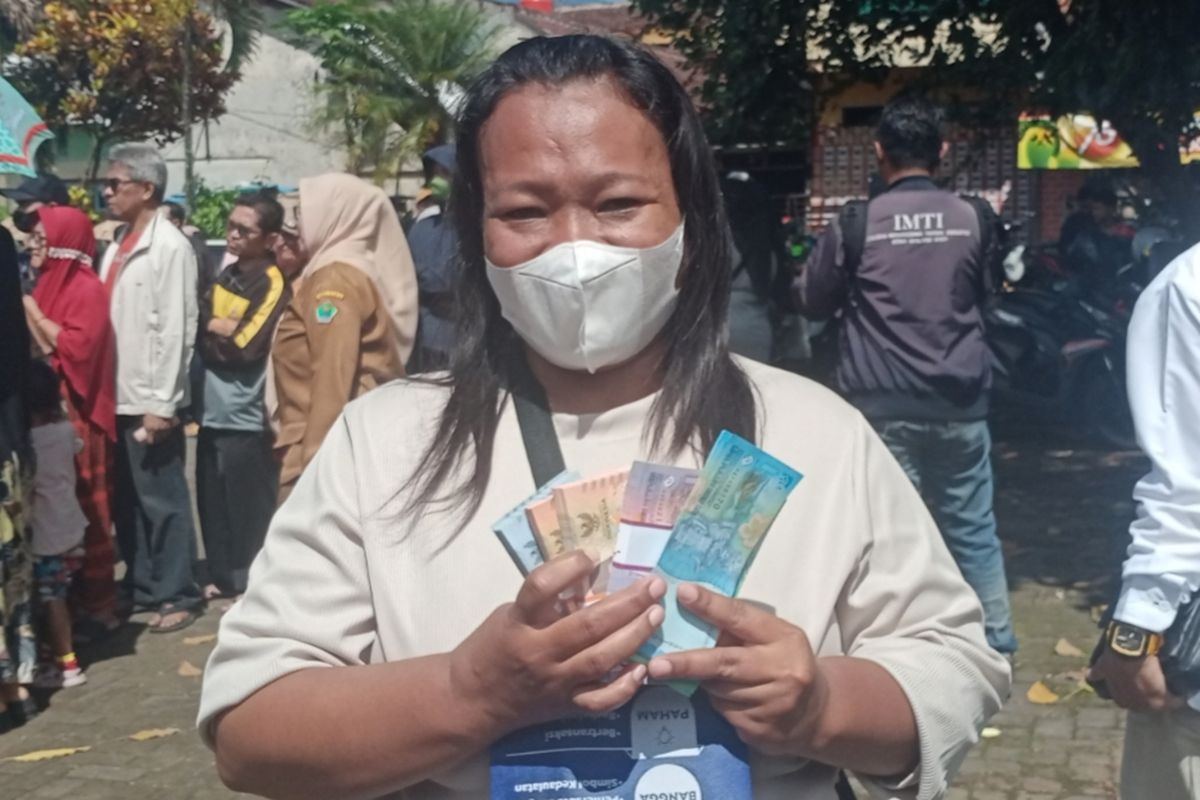 Salah satu penukar uang, Luluk Andayani.