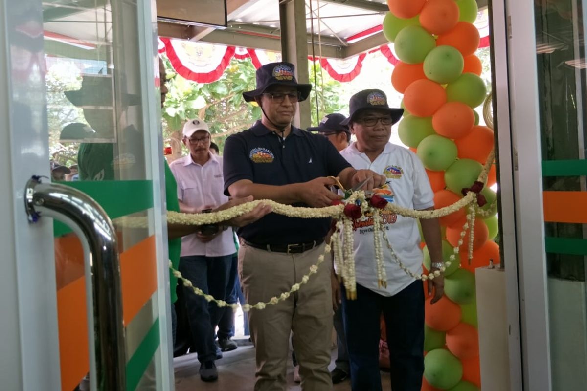 Gubernur DKI Jakarta Anies Baswedan meresmikan JakGrosir di Pulau Tidung, Kepulauan Seribu, Minggu (22/9/2019)