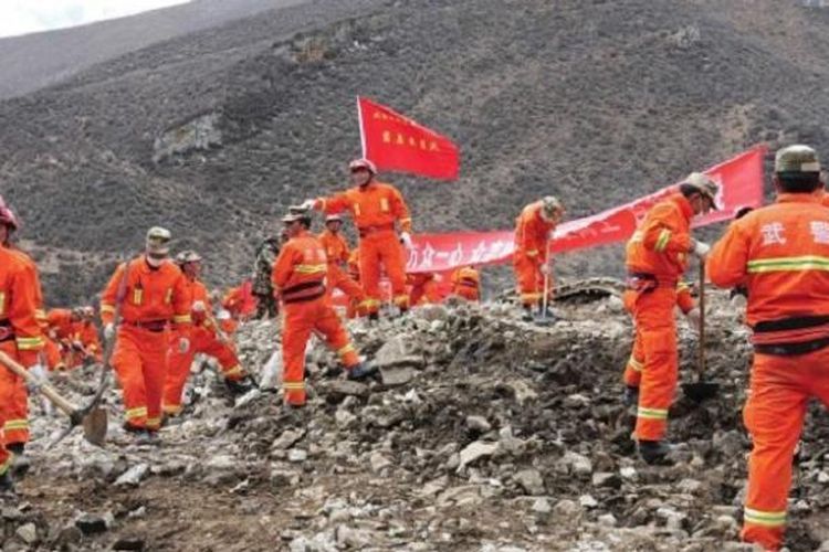 Tim penyelamat, Sabtu (30/3), sedang berusaha mencari 83 pekerja tambang tembaga yang terkubur tanah Longsor di China.
