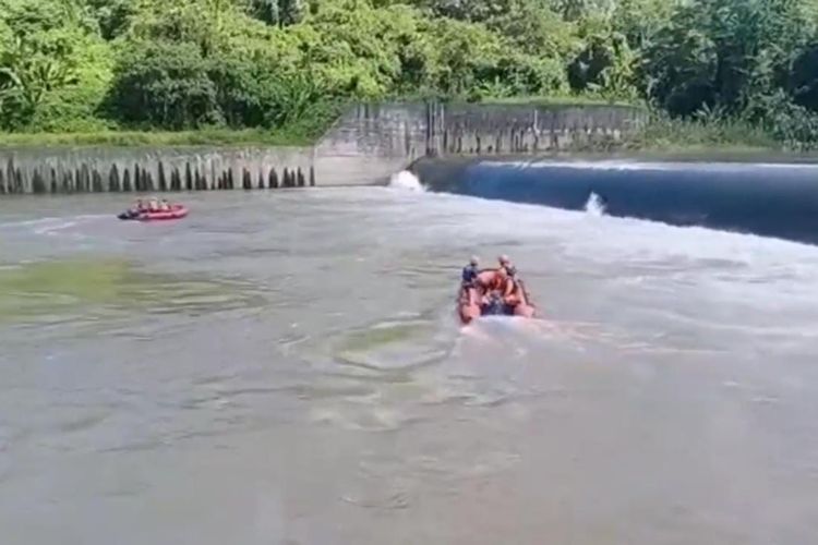 Tim SAR gabungan melakukan pencarian tiga pemancing yang hanyut dan hilang di Irigasi Batang Alai, HST, Kalsel menggunakan perahu karet, Selasa (23/11/2021).menggunakan dua perahu karet