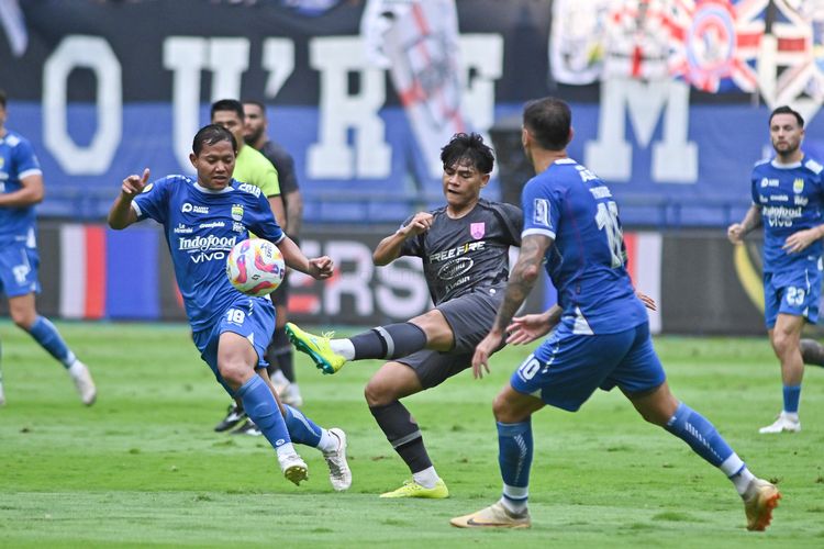 Suasana laga Persib Bandung vs Persis Solo. Persib Bandung menuntaskan musim juara Liga 1 2024-2025 dengan menghadapi Persis Solo, Sabtu (24/5/2025) di Stadion Gelora Bandung Lautan Api (GBLA). 