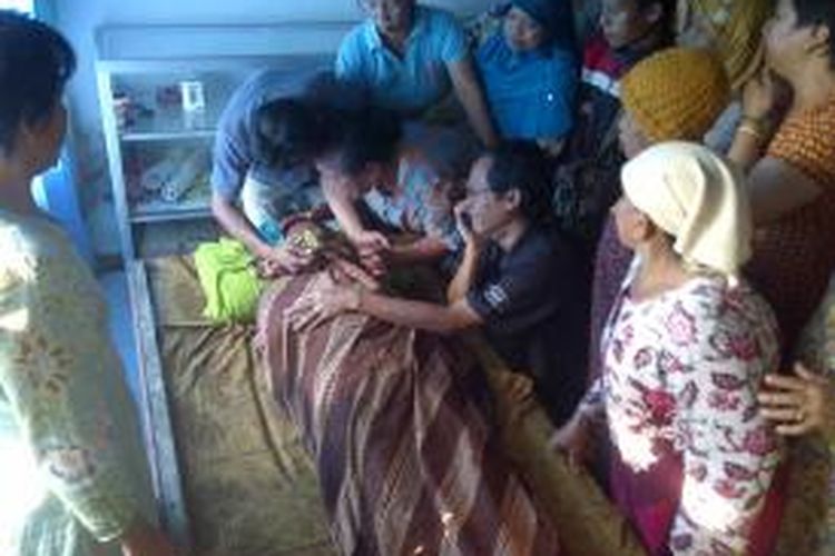 Jenazah bocah yang kepeleset, tenggelam dan hanyut di sungai Molek, Kepanjen, Kabupaten Malang, Jawa Timur. Korban sudah ditemukan warga dalam kondisi tewas. Senin (25/8/2014).