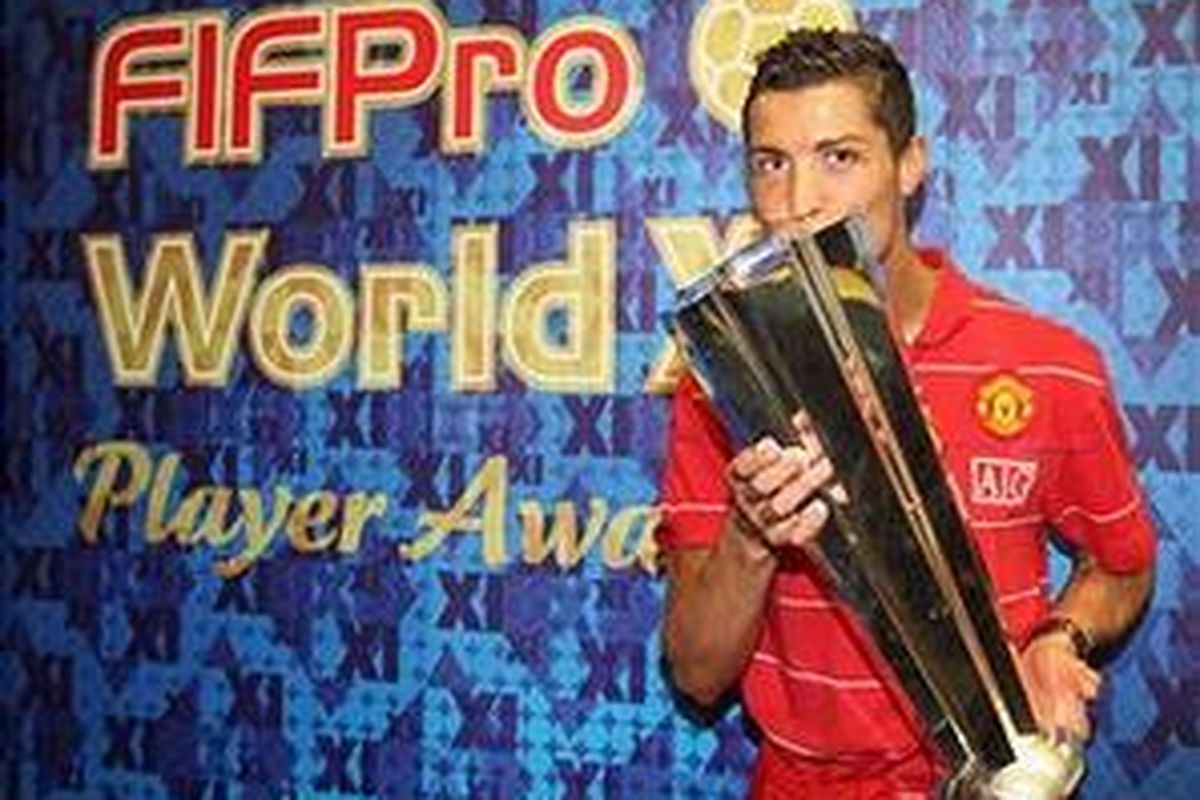 Cristiano Ronaldo mencium trofi Pemain Terbaik Dunia versi FIFPro.
