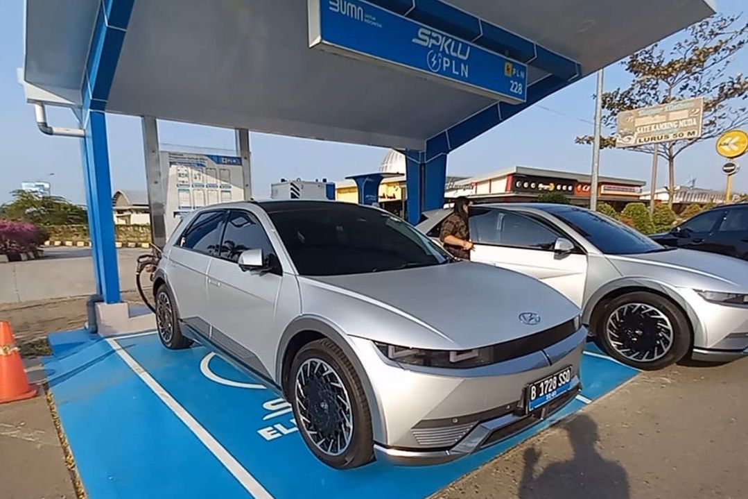 Mengisi Daya Hyundai Ioniq 5 Bluelink Pakai Ultra Fast Charging