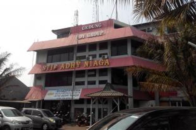 Sekolah Tinggi Ilmu Ekonomi Adhy Niaga di Jalan Sudirman, Bekasi. 