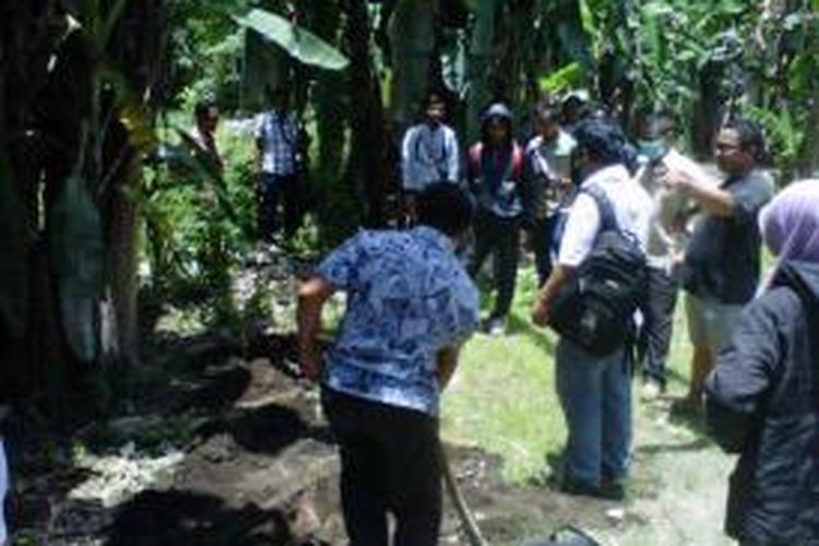 Polisi membongkar kuburan kucing di halaman rumah Danang Sulistyo, pria yang heboh dibicarakan karena aksinya menembak kucing, Jumat (7/3/2014).